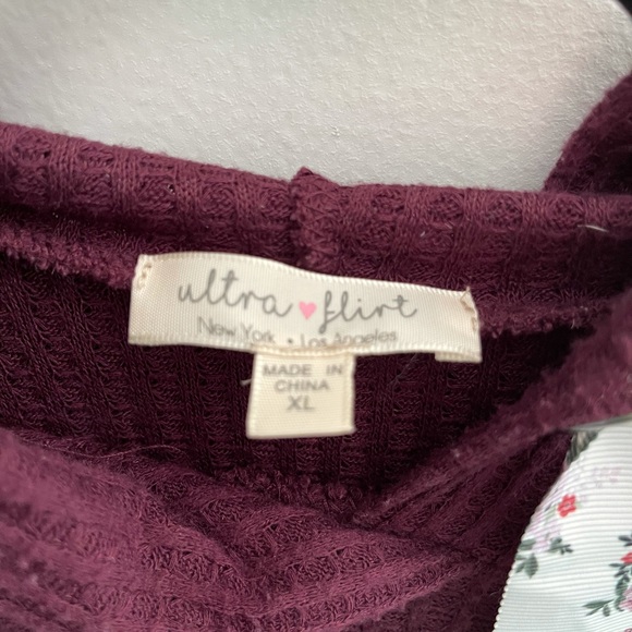 Burgundy hooded pullover with flower strings - Picture 4 of 6